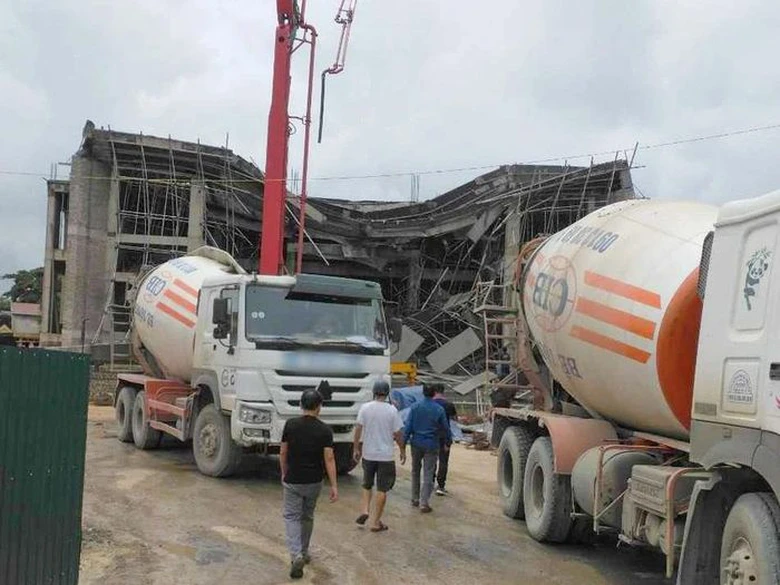 C&ocirc;ng tr&igrave;nh 50 tỉ đang x&acirc;y dựng bị sập gi&agrave;n gi&aacute;o, 1 người bị thương - Ảnh 1.
