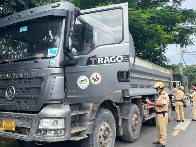 C&ocirc;ng an TP.HCM xử phạt hơn 4,2 tỷ đồng sau1 th&aacute;ng tri&ecirc;̉n khai cao điểm Tổng kiểm so&aacute;t xe &ocirc; t&ocirc; - Ảnh 1.