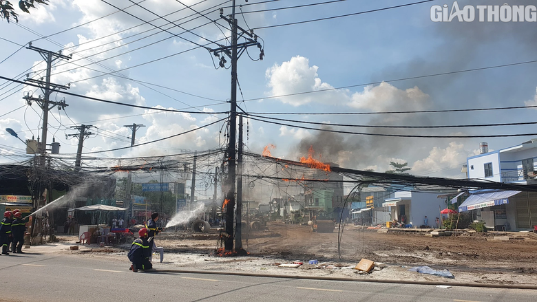 Cần Thơ: Cột điện b&ugrave;ng ch&aacute;y gần chợ nổi C&aacute;i Răng, d&acirc;n &ocirc;m h&agrave;ng h&oacute;a th&aacute;o chạy - Ảnh 3.