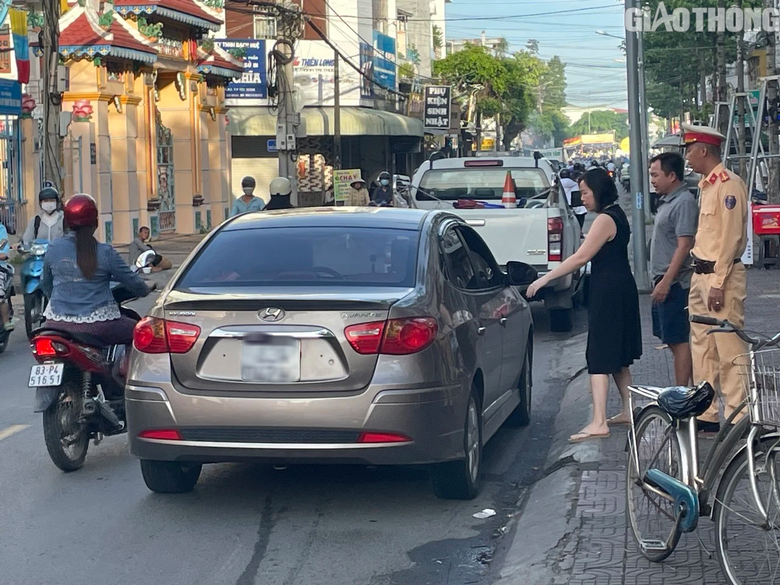 S&oacute;c Trăng: Xử l&yacute; h&agrave;ng loạt &ocirc; t&ocirc; l&aacute;i xe v&agrave;o đường cấm - Ảnh 1.
