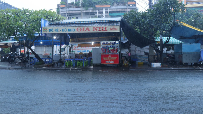 Mưa lớn, nhiều tuyến đường nội &ocirc; Bạc Li&ecirc;u bị ngập s&acirc;u - Ảnh 2.