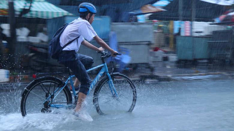 Mưa lớn, nhiều tuyến đường nội &ocirc; Bạc Li&ecirc;u bị ngập s&acirc;u - Ảnh 1.