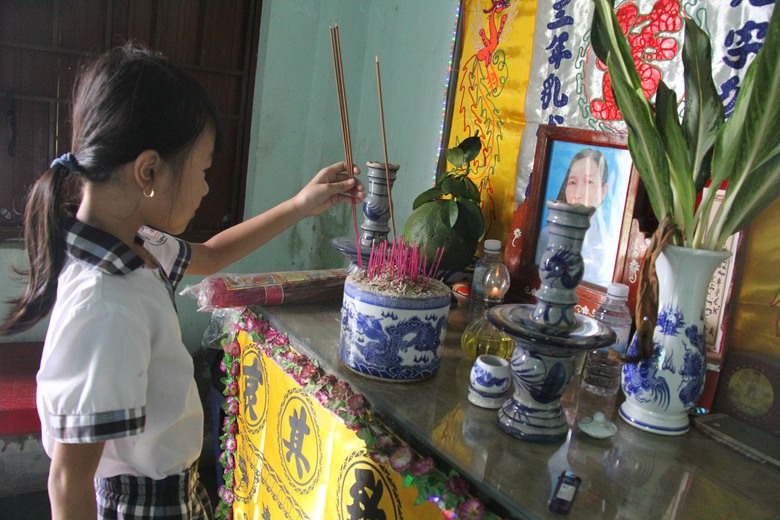 X&oacute;t cảnh 3 ch&aacute;u nhỏ mồ c&ocirc;i cha, mẹ nương nhờ b&agrave; ngoại gi&agrave; yếu - Ảnh 2.