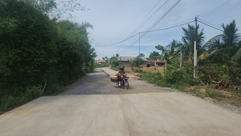 Quảng Ng&atilde;i: Dự &aacute;n giao th&ocirc;ng thi c&ocirc;ng bết b&aacute;t, bẫy người đi đường - Ảnh 1.