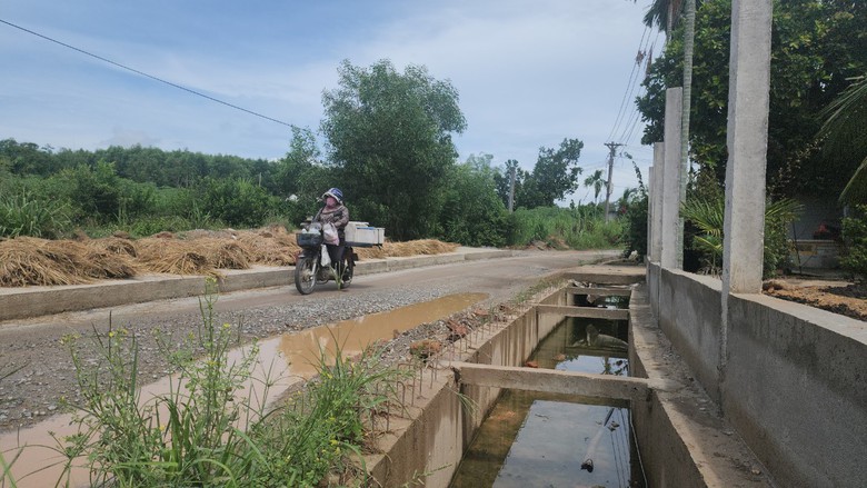 Quảng Ng&atilde;i: Dự &aacute;n giao th&ocirc;ng thi c&ocirc;ng bết b&aacute;t, bẫy người đi đường - Ảnh 8.