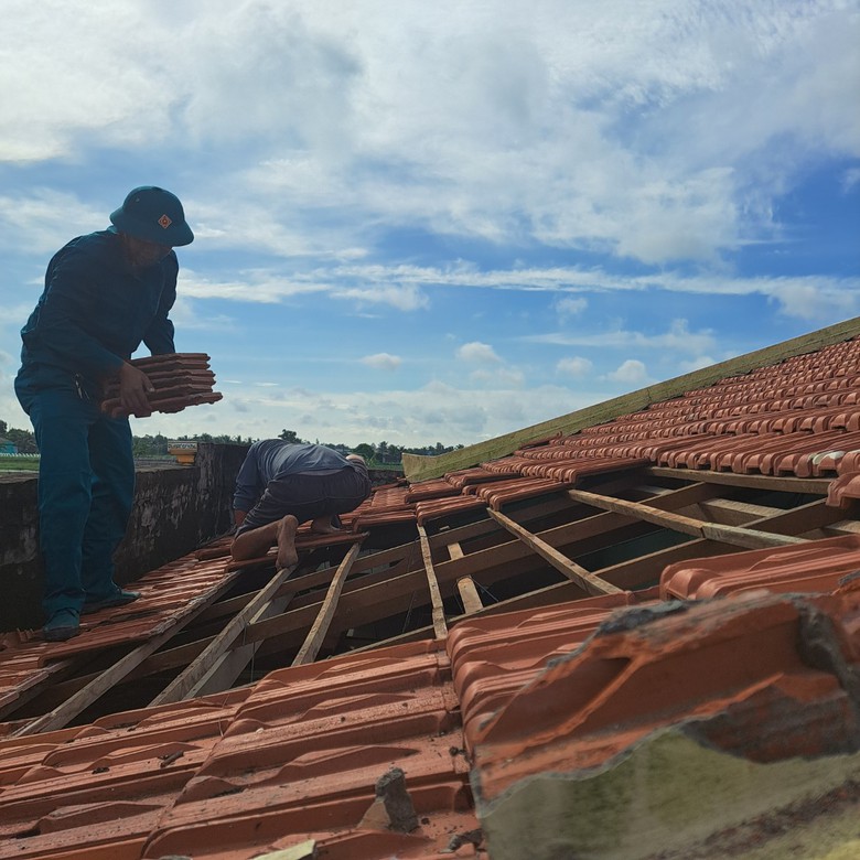 Mưa giông kèm theo lốc xoáy làm một người chết, nhiều nhà tốc mái ở Long An - Ảnh 1. Mưa giông kèm theo lốc xoáy làm một người chết, nhiều nhà tốc mái ở Long An - Ảnh 1.