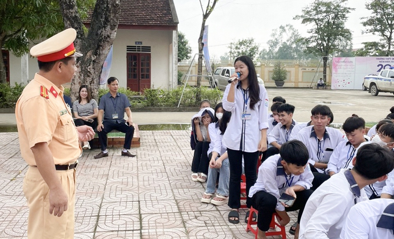 Nghệ An: Tăng cường tuy&ecirc;n truyền an to&agrave;n giao th&ocirc;ng cho học sinh - Ảnh 3.