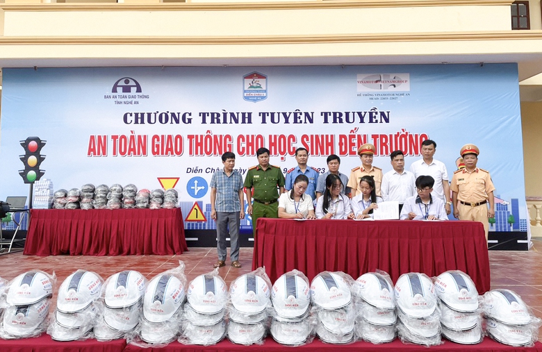 Nghệ An: Tăng cường tuy&ecirc;n truyền an to&agrave;n giao th&ocirc;ng cho học sinh - Ảnh 1.