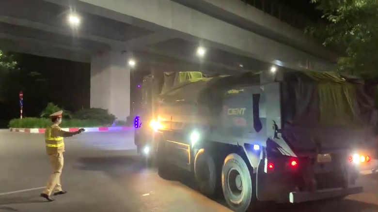 Hà Nội: CSGT phát hiện 4 trường hợp quá tải chỉ trong một đêm - Ảnh 2. Hà Nội: CSGT phát hiện 4 trường hợp quá tải chỉ trong một đêm - Ảnh 2.