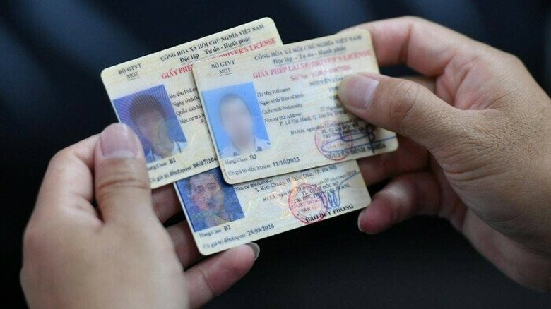 Bằng lái ô tô hạng B có được dùng thay cho bằng xe máy A1, A2? - Ảnh 1. Bằng lái ô tô hạng B có được dùng thay cho bằng xe máy A1, A2? - Ảnh 1.