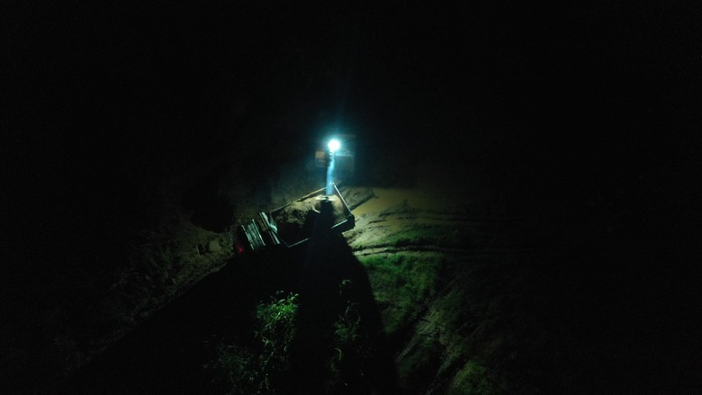 Bất chấp chủ tịch Quảng Ng&atilde;i chỉ đạo xử l&yacute; h&igrave;nh sự, "c&aacute;t tặc" vẫn ho&agrave;nh h&agrave;nh - Ảnh 1.