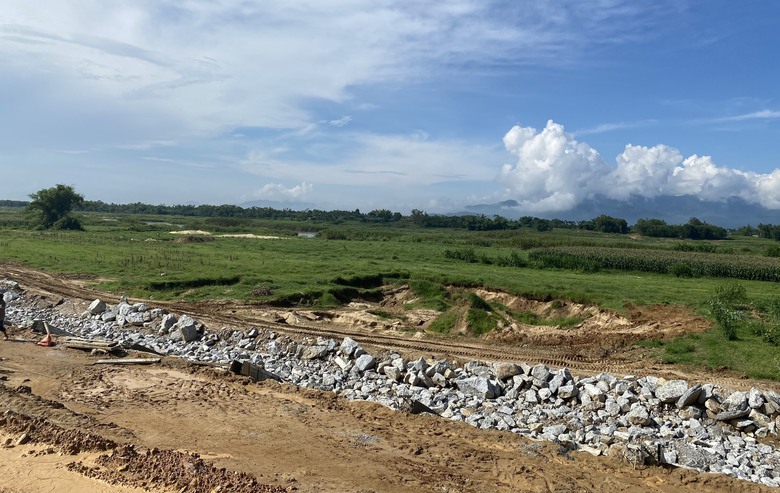 Bất chấp chủ tịch Quảng Ng&atilde;i chỉ đạo xử l&yacute; h&igrave;nh sự, "c&aacute;t tặc" vẫn ho&agrave;nh h&agrave;nh - Ảnh 4.