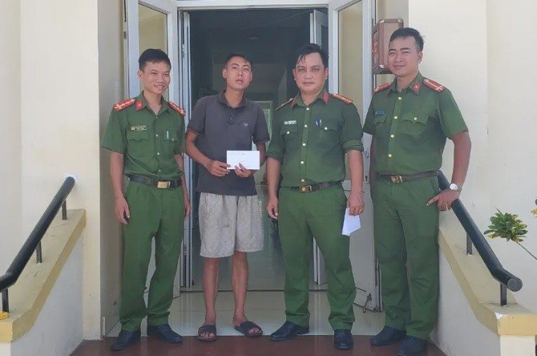 Bị nhà xe bỏ giữa đường, một hành khách được công an đưa về quê - Ảnh 1. Bị nhà xe bỏ giữa đường, một hành khách được công an đưa về quê - Ảnh 1.