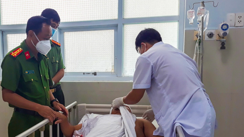 Truy bắt nhóm thanh niên chém Trưởng công xã trọng thương - Ảnh 1. Truy bắt nhóm thanh niên chém Trưởng công xã trọng thương - Ảnh 1.