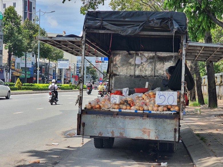 Cần Thơ: Mất an toàn giao thông từ việc đỗ xe tải bán hàng dưới lòng đường - Ảnh 4. Cần Thơ: Mất an toàn giao thông từ việc đỗ xe tải bán hàng dưới lòng đường - Ảnh 4.