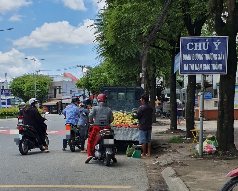 Cần Thơ: Mất an toàn giao thông từ việc đỗ xe tải bán hàng dưới lòng đường - Ảnh 1. Cần Thơ: Mất an toàn giao thông từ việc đỗ xe tải bán hàng dưới lòng đường - Ảnh 1.