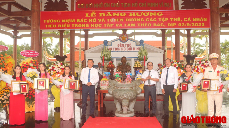 H&agrave;ng ng&agrave;n người d&acirc;n ở Bạc Li&ecirc;u d&acirc;ng hương tưởng niệm B&aacute;c ng&agrave;y tết Độc lập - Ảnh 6.