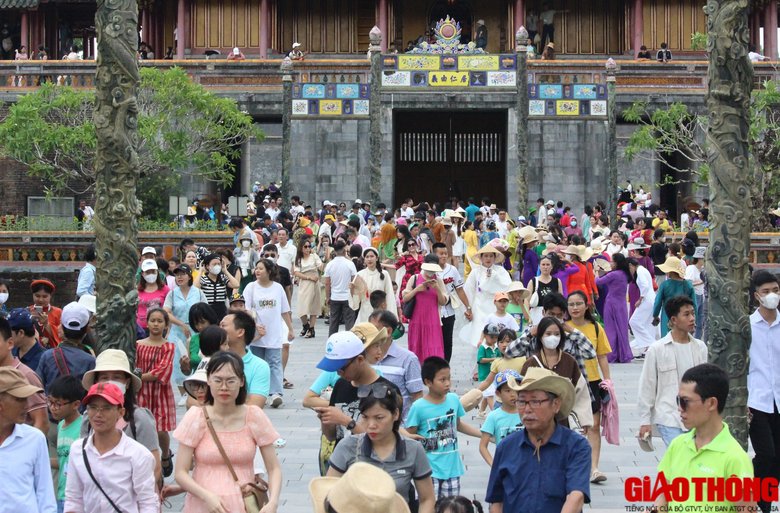 Đại Nội Huế nườm nượp khách tham quan trong ngày nghỉ lễ 2/9 - Ảnh 2. Đại Nội Huế nườm nượp khách tham quan trong ngày nghỉ lễ 2/9 - Ảnh 2.