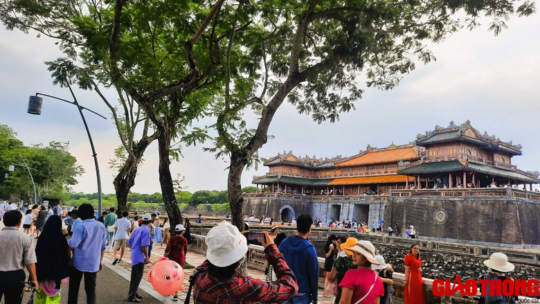 Đại Nội Huế nườm nượp khách tham quan trong ngày nghỉ lễ 2/9 - Ảnh 3. Đại Nội Huế nườm nượp khách tham quan trong ngày nghỉ lễ 2/9 - Ảnh 3.
