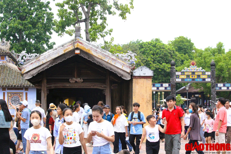 Đại Nội Huế nườm nượp khách tham quan trong ngày nghỉ lễ 2/9 - Ảnh 4. Đại Nội Huế nườm nượp khách tham quan trong ngày nghỉ lễ 2/9 - Ảnh 4.