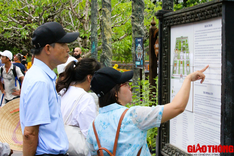 Đại Nội Huế nườm nượp khách tham quan trong ngày nghỉ lễ 2/9 - Ảnh 6. Đại Nội Huế nườm nượp khách tham quan trong ngày nghỉ lễ 2/9 - Ảnh 6.