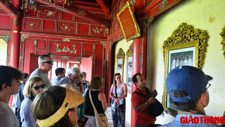 Đại Nội Huế nườm nượp khách tham quan trong ngày nghỉ lễ 2/9 - Ảnh 9. Đại Nội Huế nườm nượp khách tham quan trong ngày nghỉ lễ 2/9 - Ảnh 9.