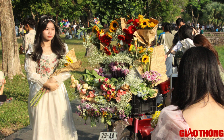 Đại Nội Huế nườm nượp khách tham quan trong ngày nghỉ lễ 2/9 - Ảnh 14. Đại Nội Huế nườm nượp khách tham quan trong ngày nghỉ lễ 2/9 - Ảnh 14.