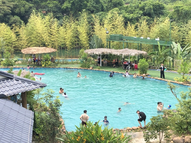 Xe ken k&iacute;n đường, người chen ch&acirc;n đến c&aacute;c điểm du lịch ở Quảng Ninh - Ảnh 4.