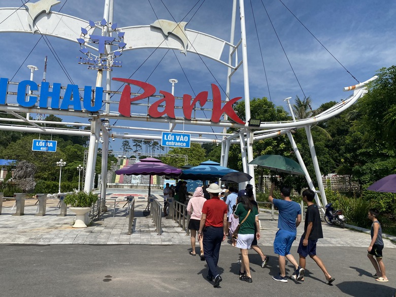 Xe ken k&iacute;n đường, người chen ch&acirc;n đến c&aacute;c điểm du lịch ở Quảng Ninh - Ảnh 2.