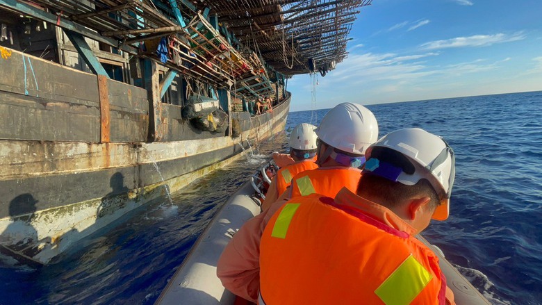 Cứu ngư d&acirc;n bị tai nạn nghi&ecirc;m trọng tr&ecirc;n v&ugrave;ng biển Trường Sa - Ảnh 1.