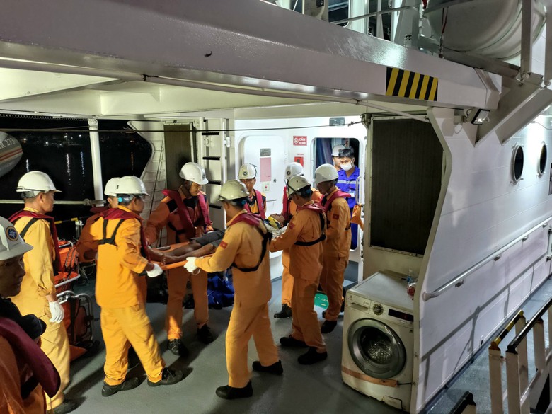 Cứu ngư d&acirc;n bị tai nạn nghi&ecirc;m trọng tr&ecirc;n v&ugrave;ng biển Trường Sa - Ảnh 2.