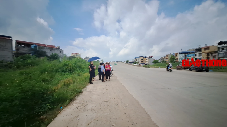 Chuyện lạ tại Th&aacute;i Nguy&ecirc;n: Đất tr&uacute;ng đấu gi&aacute; 6 năm vẫn nằm giữa nghĩa địa - Ảnh 4.