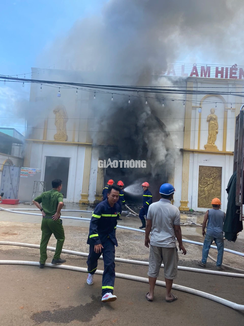 Nóng: Đang cháy quán Karaoke ở Đắk Lắk, cột khói cao hàng chục mét - Ảnh 5. Nóng: Đang cháy quán Karaoke ở Đắk Lắk, cột khói cao hàng chục mét - Ảnh 5.