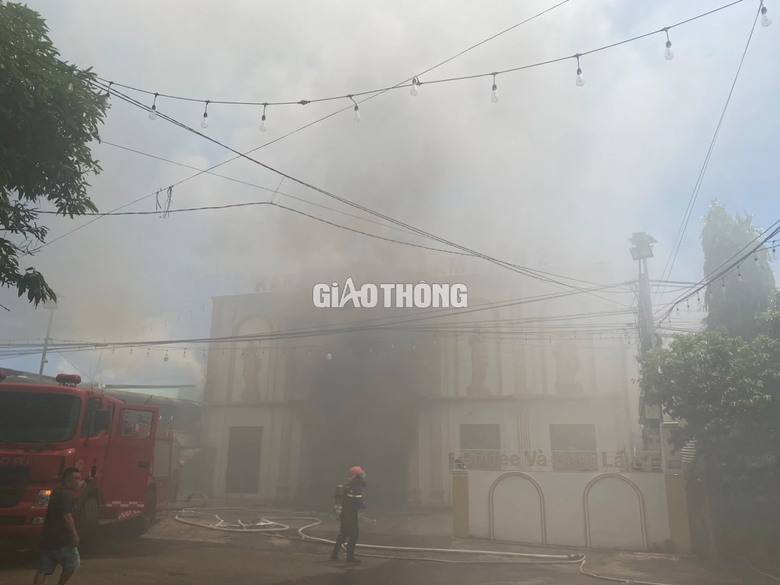Nóng: Đang cháy quán Karaoke ở Đắk Lắk, cột khói cao hàng chục mét - Ảnh 4. Nóng: Đang cháy quán Karaoke ở Đắk Lắk, cột khói cao hàng chục mét - Ảnh 4.