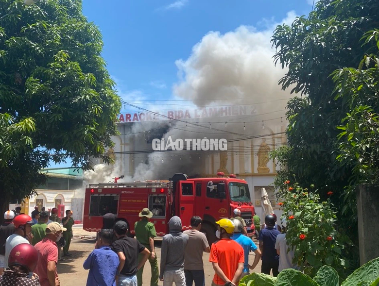 Nóng: Đang cháy quán Karaoke ở Đắk Lắk, cột khói cao hàng chục mét - Ảnh 3. Nóng: Đang cháy quán Karaoke ở Đắk Lắk, cột khói cao hàng chục mét - Ảnh 3.