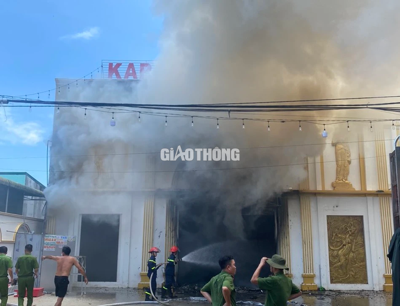 Nóng: Đang cháy quán Karaoke ở Đắk Lắk, cột khói cao hàng chục mét - Ảnh 1. Nóng: Đang cháy quán Karaoke ở Đắk Lắk, cột khói cao hàng chục mét - Ảnh 1.