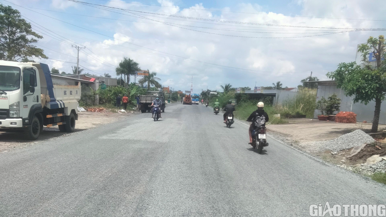 Khẩn trương duy tu, sửa chữa hư hỏng mặt đường quốc lộ 1 qua C&agrave; Mau - Ảnh 1.