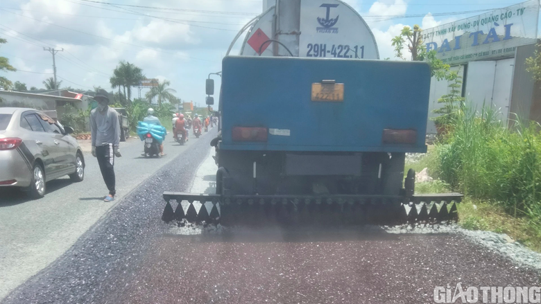 Khẩn trương duy tu, sửa chữa hư hỏng mặt đường quốc lộ 1 qua C&agrave; Mau - Ảnh 2.