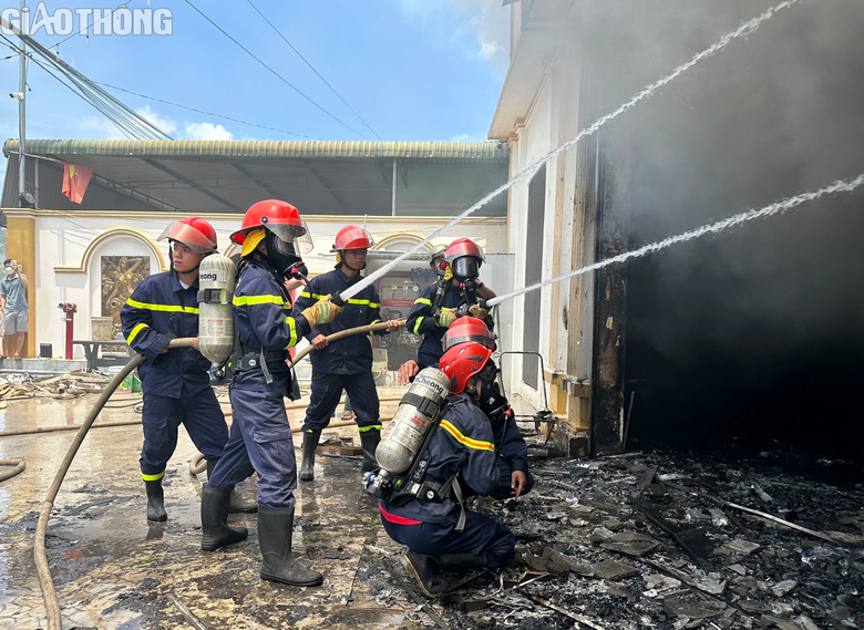 Giao C&ocirc;ng an kiểm tra to&agrave;n diện qu&aacute;n Karaoke bị ch&aacute;y dữ dội - Ảnh 1.