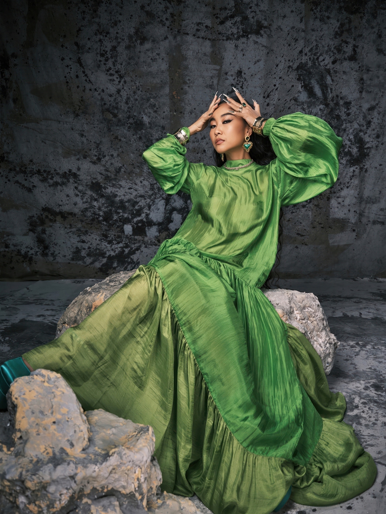 Ca sĩ Đoan Trang tiết lộ quan hệ với chồng Tây: “Chúng tôi giống Ngưu Lang Chức Nữ” - Ảnh 2. Ca sĩ Đoan Trang tiết lộ quan hệ với chồng Tây: “Chúng tôi giống Ngưu Lang Chức Nữ” - Ảnh 2.