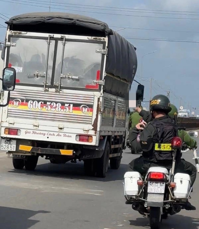 Vụ cảnh s&aacute;t r&uacute;t s&uacute;ng truy đuổi xe tải: T&agrave;i xế chạy xe c&aacute; nh&acirc;n, từng đi cai nghiện - Ảnh 1.