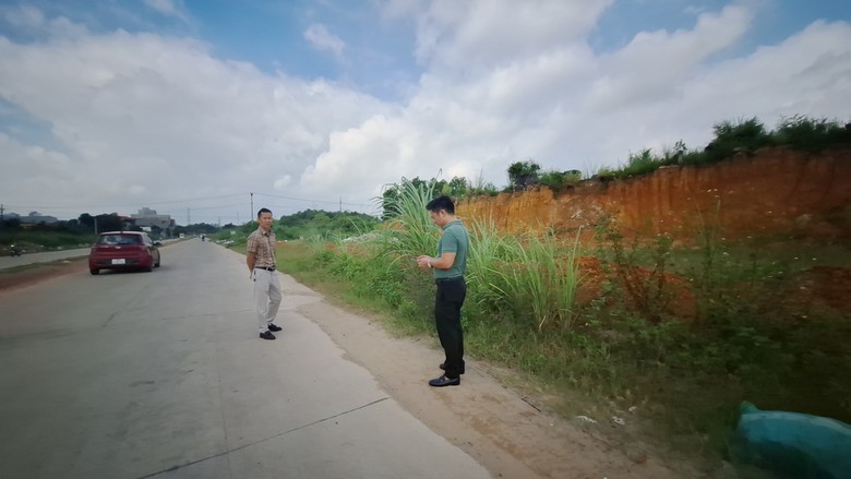 Vụ đất đấu gi&aacute; 6 năm vẫn nằm giữa nghĩa địa: Ch&iacute;nh quyền b&aacute;n đất chưa c&oacute; hạ tầng - Ảnh 2.