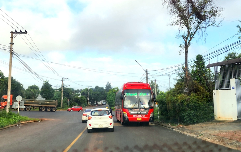 Xe kh&aacute;ch v&ocirc; tư đậu ngược chiều&hellip; v&igrave; hết dầu! - Ảnh 1.