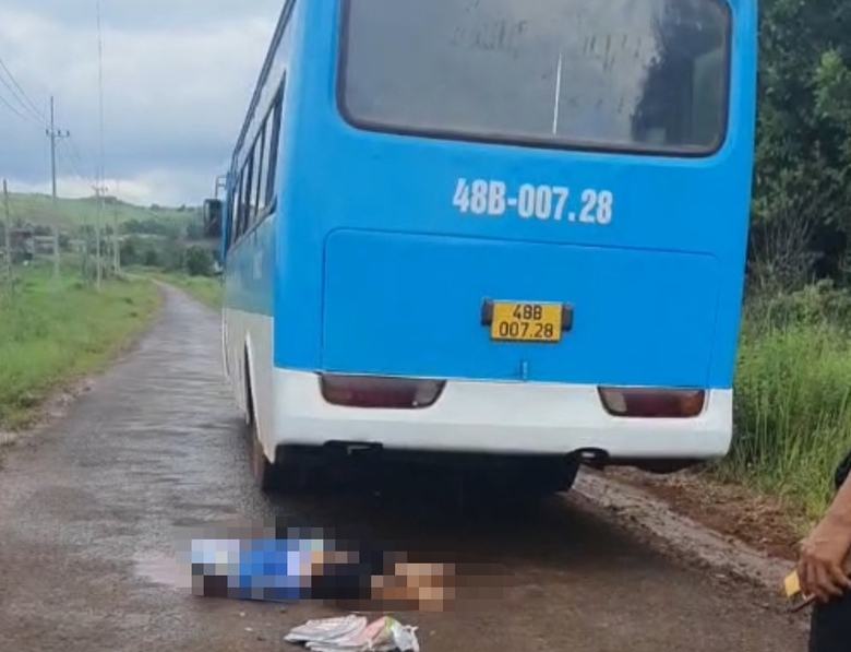 &Ocirc; t&ocirc; va chạm với xe m&aacute;y, một học sinh tử vong thương t&acirc;m - Ảnh 1.