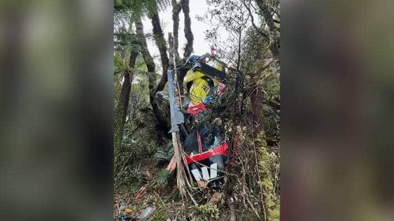 Trực thăng cứu hộ gặp nạn, nh&acirc;n vi&ecirc;n y tế tự leo n&uacute;i để cứu người bị thương - Ảnh 1.