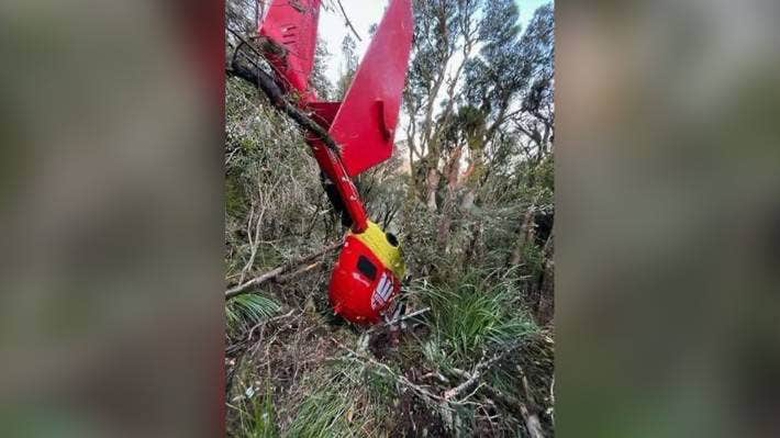 Trực thăng cứu hộ gặp nạn, nh&acirc;n vi&ecirc;n y tế tự leo n&uacute;i để cứu người bị thương - Ảnh 2.