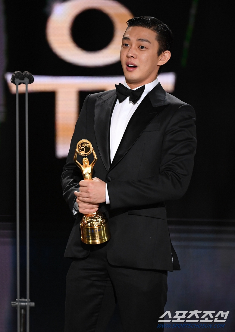 Diễn vi&ecirc;n đ&igrave;nh đ&aacute;m bị kh&aacute;n giả n&eacute;m tiền v&agrave;o mặt khi ra t&ograve;a - Ảnh 3.