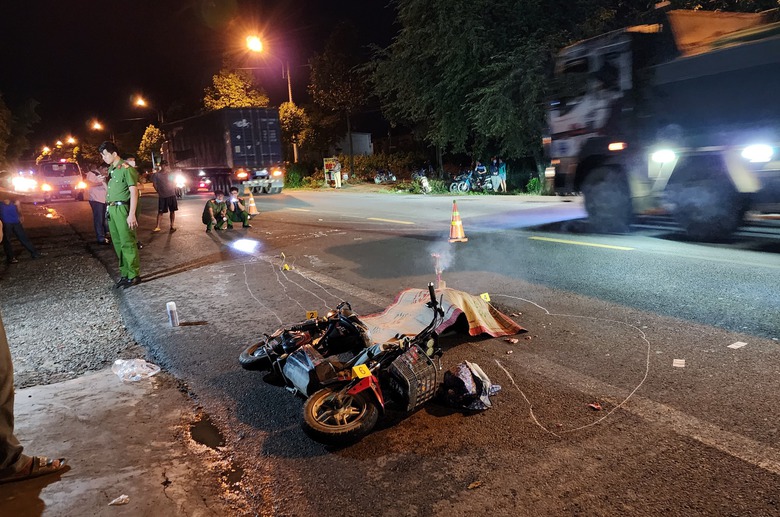 Tr&ecirc;n đường đ&oacute;n ch&aacute;u đi học về, b&agrave; bị xe tải c&aacute;n tử vong - Ảnh 2.