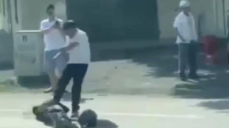 Khởi tố, bắt giam 3 đối tượng đ&aacute;nh nam thanh ni&ecirc;n d&atilde; man tr&ecirc;n QL1A - Ảnh 1.