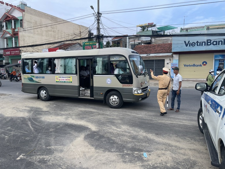"Bức tử" đường huyện ở Quảng Nam, tài xế xe tải bị phạt nặng - Ảnh 3. "Bức tử" đường huyện ở Quảng Nam, tài xế xe tải bị phạt nặng - Ảnh 3.
